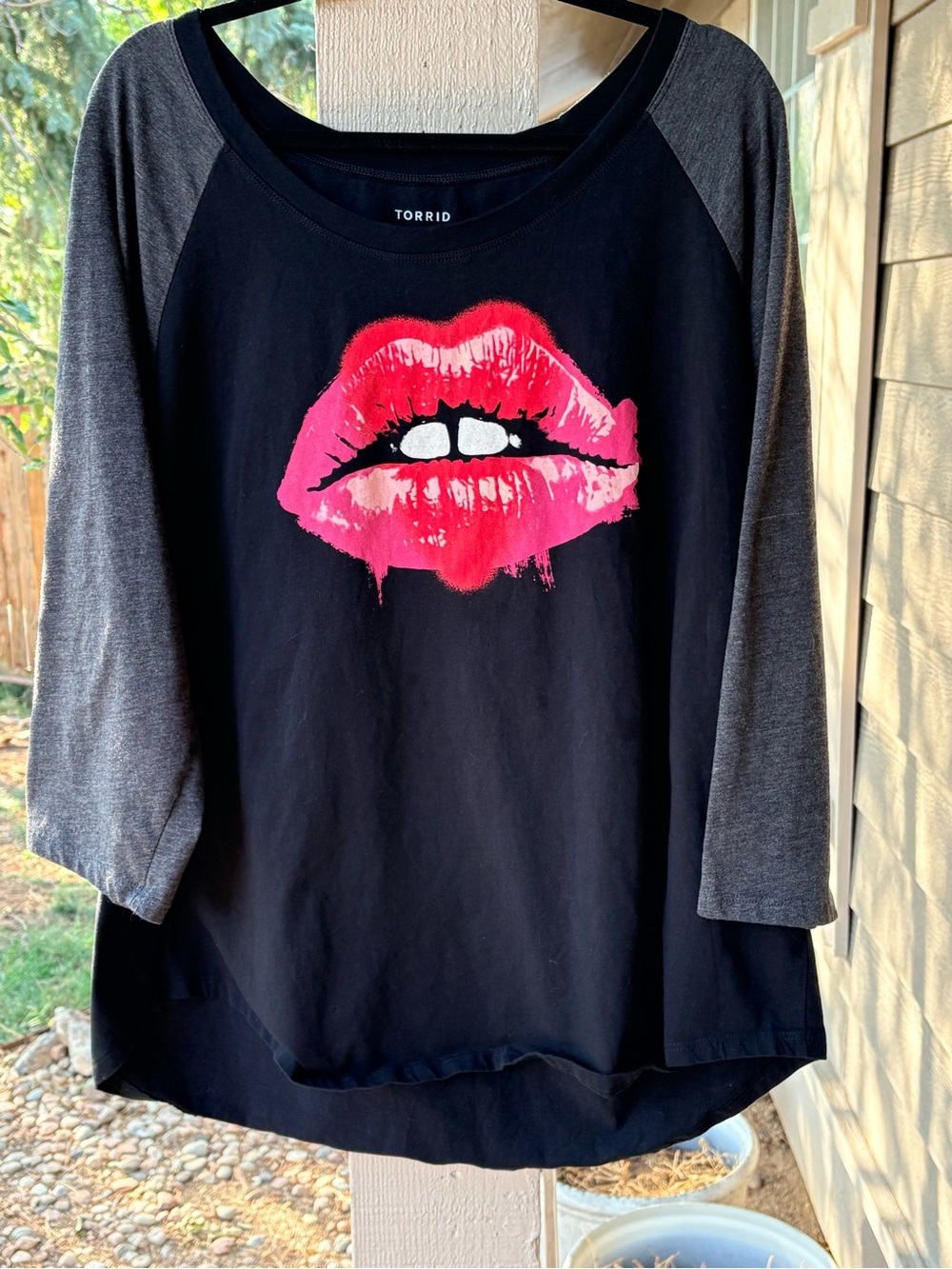 torrid Black Raglan Top with Pink Lip Graphic size3